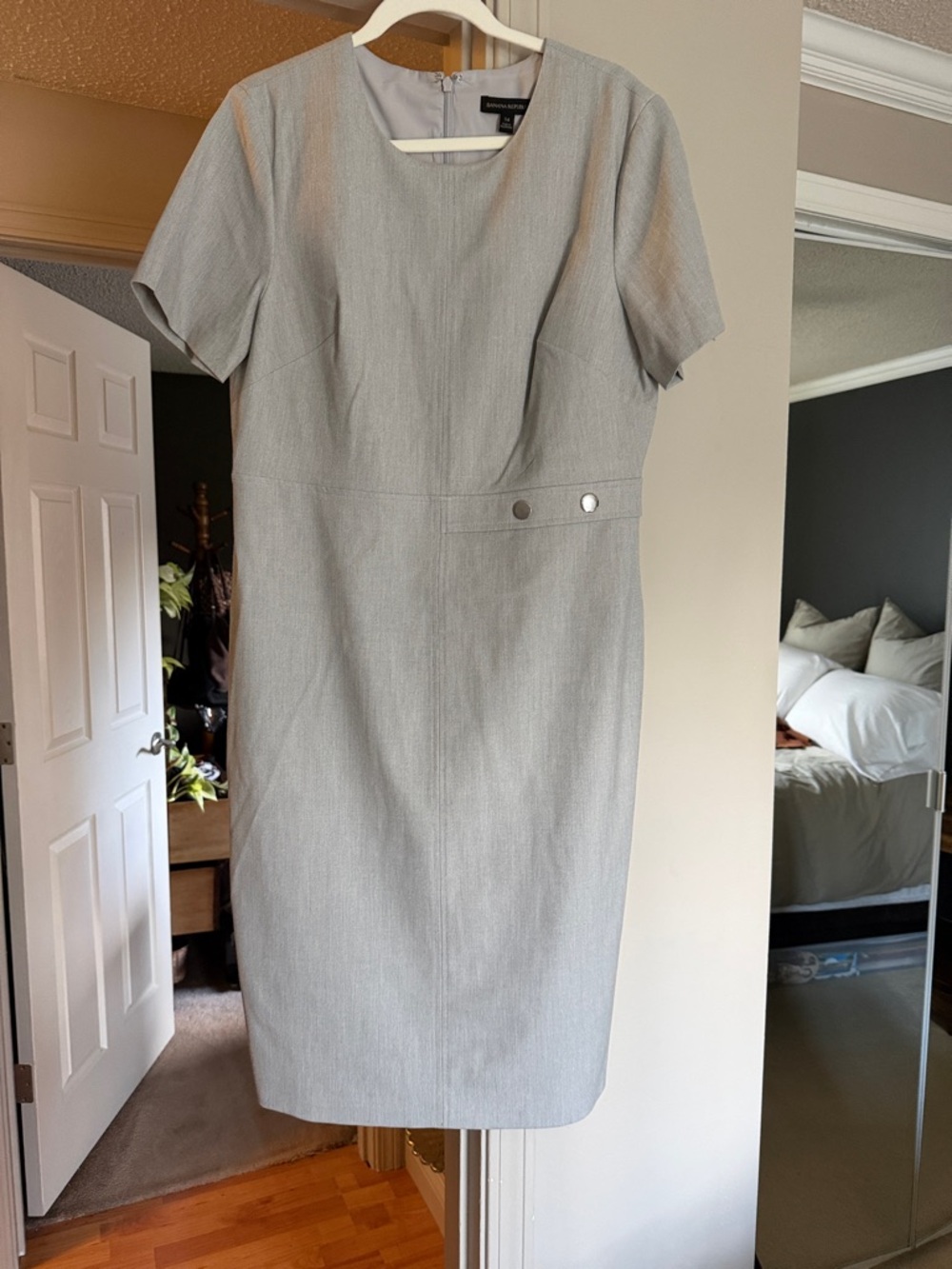 Banana Republic Light Gray Short-Sleeve Sheath Dress